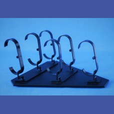 RELOJES   6 unds. sobre peana triangular en 3 filas<br>Medidas: 225 x 205 x 105 mm<br>